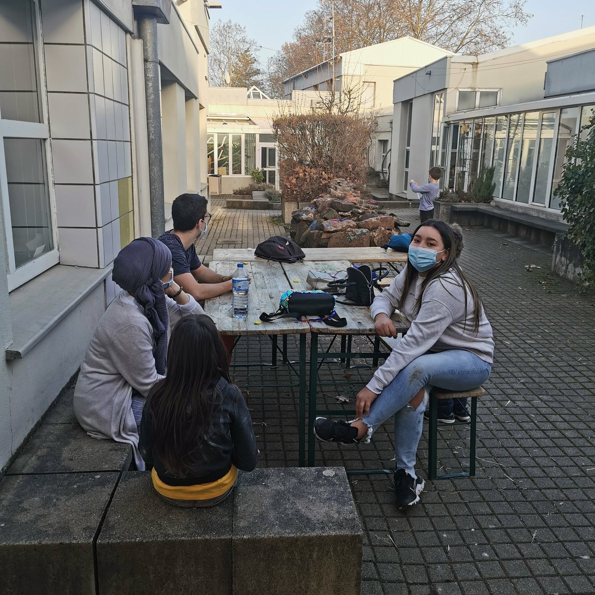 Une jeune du dispositif DACIP en plein stage pratique BAFA au sein de l'Alsh du centre social et culturel Camille Claus à Koenigshoffen... Bravo WAFA 👍
#GrandirFaireGrandir
#Dacip