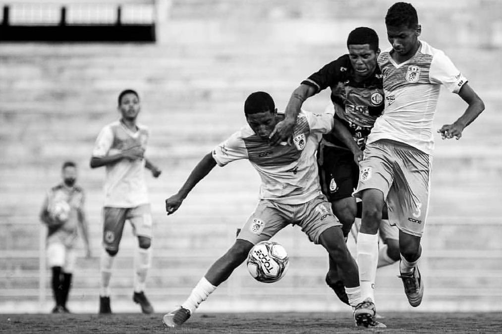 Não fui eu que ordenei a você? Seja forte e corajoso! Não se apavore nem desanime, pois o Senhor, o seu Deus, estará com você por onde você andar.