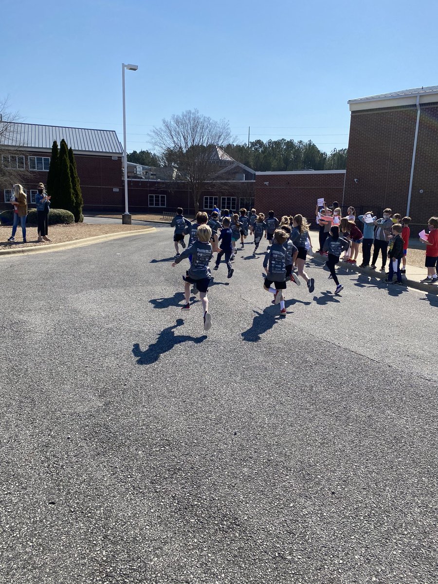 WyattWildThings's tweet photo. Cheering our friends on at the #mercedeskidsmarathon! So proud of the 3rd graders @vhelpk5! https://t.co/WsNCEoDXvy