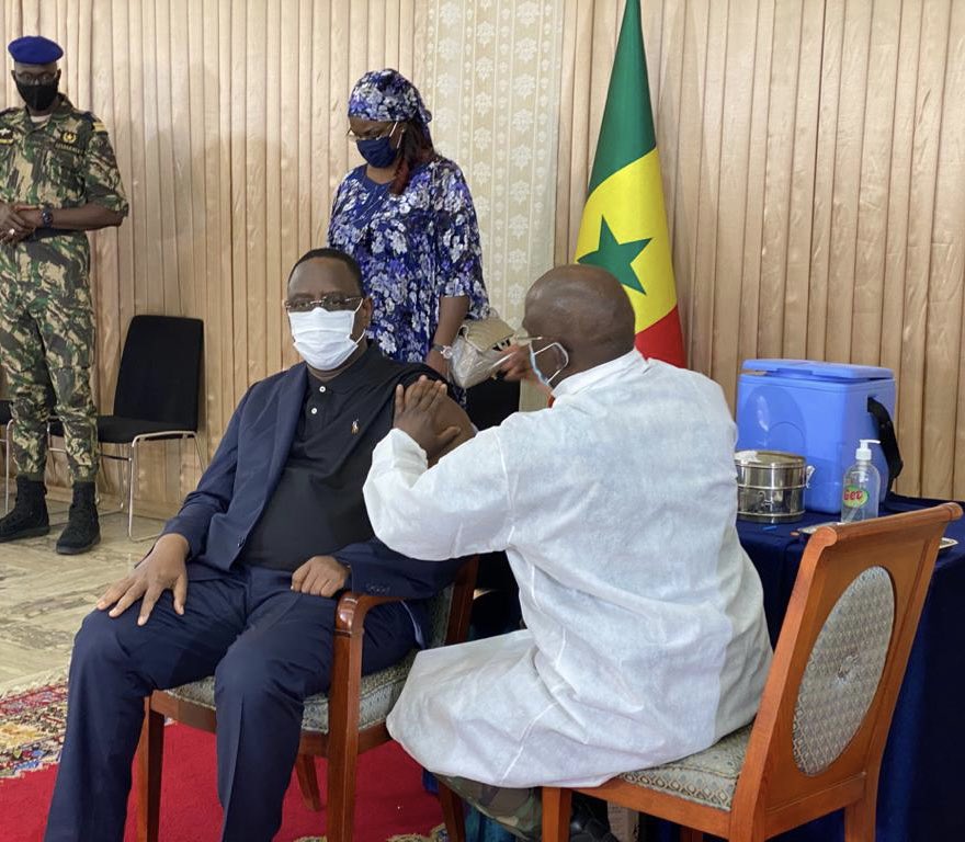 Macky_Sall's tweet photo. Je viens de me vacciner contre la #Covid19.
L’espoir est permis pour tous. Je lance un appel à toute la population pour faire de même.
#JeMeVaccineSn https://t.co/zRaHFwrwWE