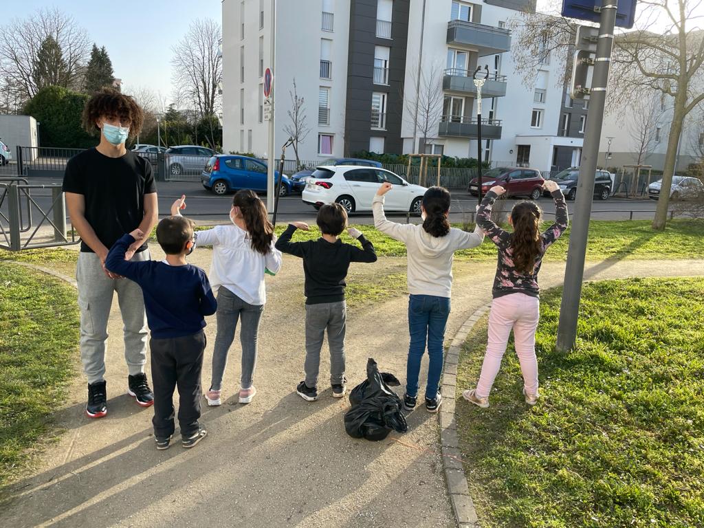 🌻 Atelier autour de l'environnement 

🤝 Partenaires : Csc Camille Claus, Dacip, Jsk Foot et l'association Solidarité Culturelle

Animé par deux jeunes du service civique MOHAMED et MICKAIL 💪