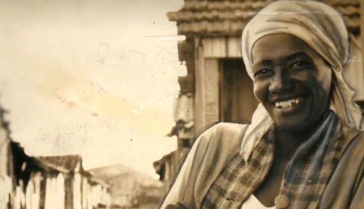 Foto em tom sépia mostra Carolina Maria de Jesus sorrindo