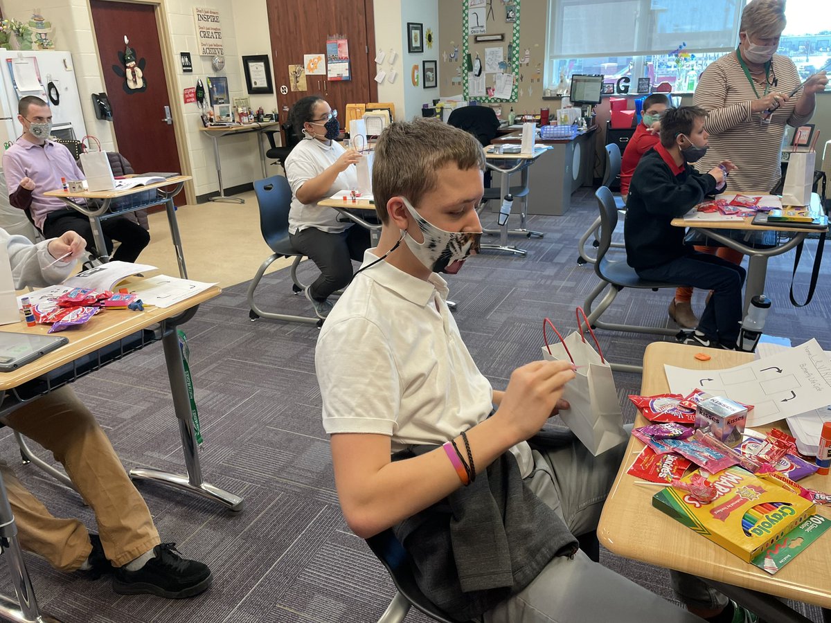 NhsSlac's tweet photo. HAPPY (late) VALENTINE’S DAY!! ❤️🌹🍬 today we got to surprise our friends in Husky House with goodie bags, roses for the girls, and Hershey’s kisses for the boys! https://t.co/KAdNyW7dGr