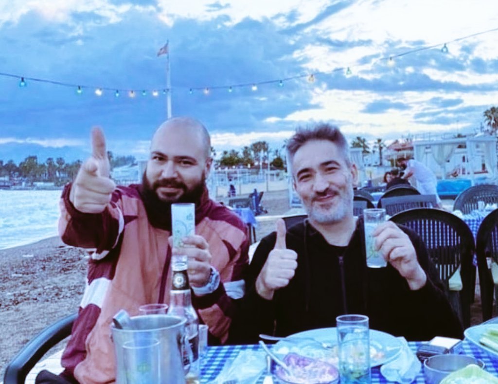 İki kişilikken teke düştüm hayatta. Ama duble söyledim rakımı masama inatla. 

- Sagopa Kajmer