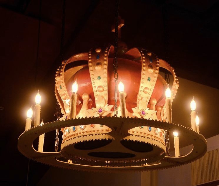 DalaTown's tweet photo. Fit for a king: the iconic crown at the Crown & Rye Restaurant in Lindsborg serves up some wonderful meals, with the Vasa pub just in back. Visit us on FB and IG! #dalatown #vasa #crownandrye #lindsborg https://t.co/ChVvwfLLSu