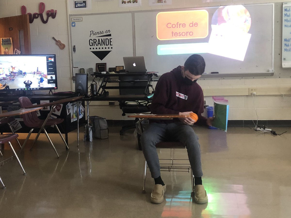 senoraschlegel's tweet photo. Blurring the line between virtual and in person creates an inclusive environment for all learners! Presentations of our childhood in Spanish 3 today! Sharing in-person and virtually! #wcpsbettertogether #DLDay2021 https://t.co/jYPpxsNCUW