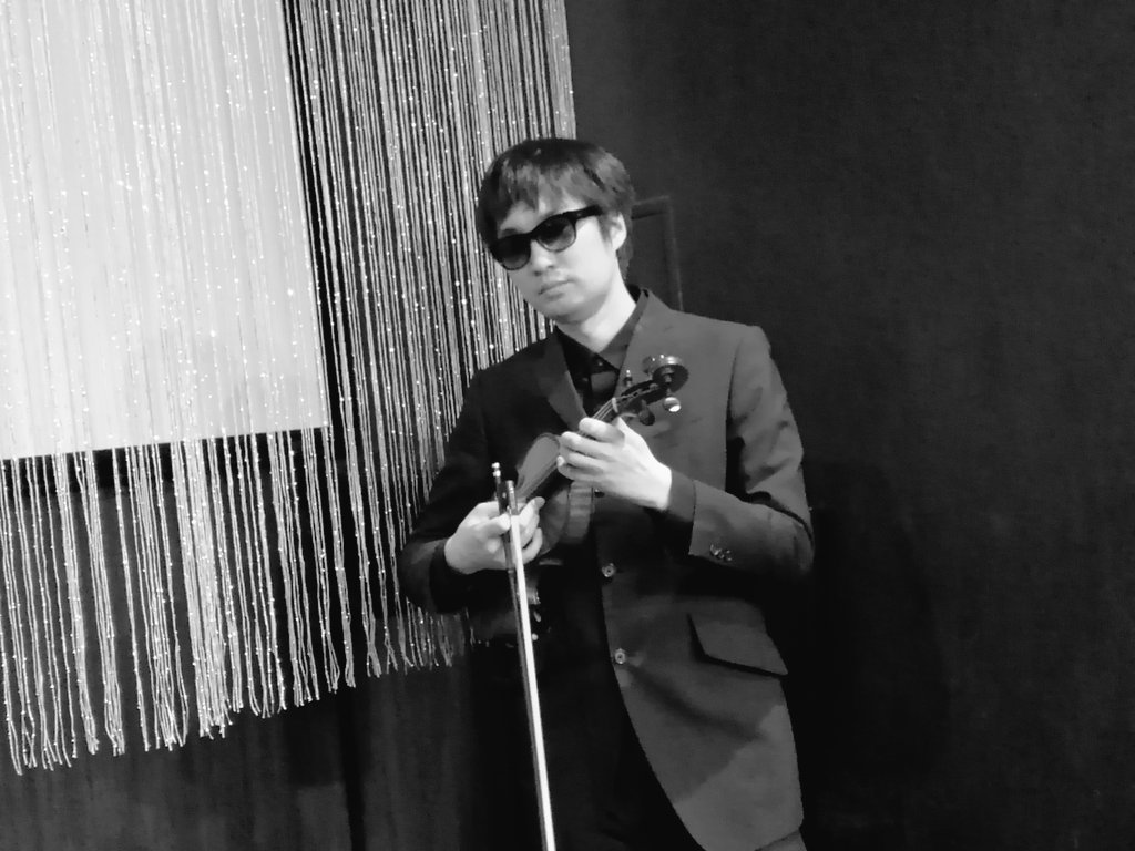 kodemarunya's tweet photo. アグレッシブで心にダイレクトアタックする素敵演奏をされる白井崇陽(シライタカアキ)さん✨
『ブラボー💕』って観客が叫ぶバイオリン演奏です🎻✨Foooooo⤴⤴⤴
#朗読とバイオリンのライブセッション #チュプキ
#violin #readingperformance #ポランの会 #宮澤賢治 #映像配信 #YouTube #白井崇陽 https://t.co/KhQfdzue5Z