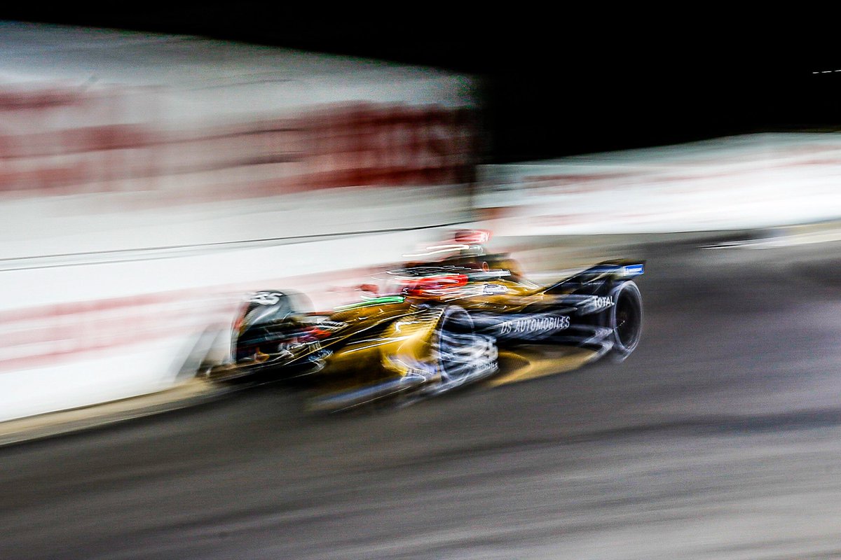 JeanEricVergne's tweet photo. HOW COOL IS THAT SHOT?  Retweet if you think so 💫💫💫 FP1 by Night 

#DSTecheetah #DSPerformance #DSAutomobiles #BOSS #TagHeuer #Michelin #ABBFormulaE #JEV25 #Racing https://t.co/4avt0mzapu