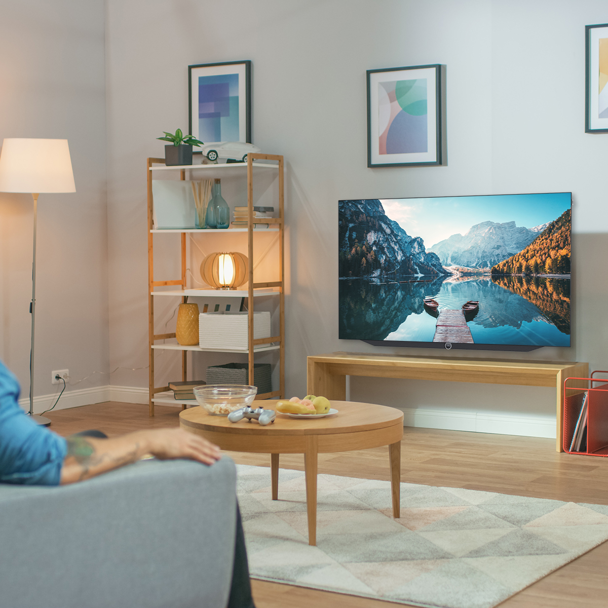 Loewe's tweet photo. Did you know that the picture quality can be optimised even further by positioning the TV correctly, which is also better for your eyes?
In the case of our @Loewe bild v with UHD 55 inch OLED display, this would be approx. 2.10 m seat distance.
#loewetechnology #bildv #premium https://t.co/lFOJnxDhn9