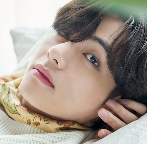 WORLDMUSICAWARD's tweet photo. #BTS' #V Gets Fans Excited, Sharing Details Of His Hugely Anticipated Solo Mixtape On Latest BTS YouTube Video #BEhindStory Teaser!👨‍🎤💿🔥🔥👑💜
https://t.co/Hbbo6MSZ20 https://t.co/hGUFIA4zGp