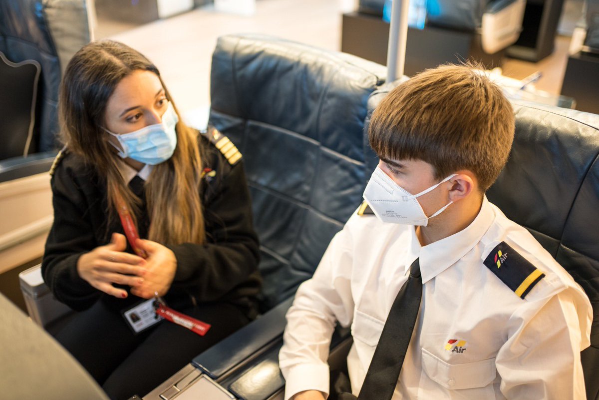 GrupoOneAir's tweet photo. Samuel Pérez, ganador del concurso realizado con @AvionRevueInt y One Air para el curso de piloto privado PPL(A) tras aprobar la fase teórica en la actualidad está realizando sus simuladores y primeras horas de vuelo.
¿Queréis saber más sobre su experiencia? Estad atentos! https://t.co/WbfA10LiZZ