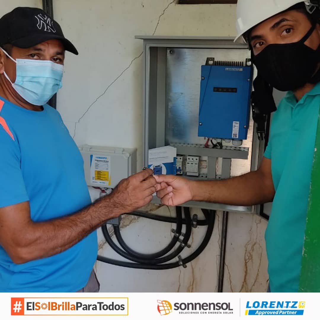 sonnensol1's tweet photo. Con los sistemas de #BombeodeAguaSolar  🇨🇴#Sonnensol #Lorentz 🇩🇪 #ElSolBrillaParaTodos. 
Esta comunidad en Córdoba cambió su sistema convencional por uno solar, dónde aproximadamente 100 familias 👨‍👩‍👧‍👦 serán beneficiadas diariamente  con 50.000 litros de 💦 diario. https://t.co/hg4KTuLM5H