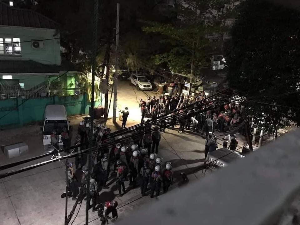 PaingMinThu17's tweet photo. They attack the citizen for no reason 

#WhatsHappeningInMyanmar  #MilitaryOrganizedCrimes https://t.co/dfTLGu2T68