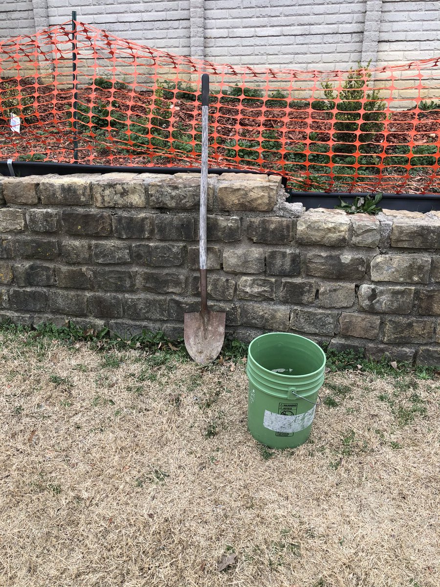 AlongCameMajor's tweet photo. @GreatDonovan segment on dog poop.  pro tips.  Get one of these buckets, put a liner in it and make sure it comes with a lid.  Pick up once a week the day before trash day, &amp; always cover with a lid to keep rain out.  Use a dedicated garden shovel to save your back 👊🏽 https://t.co/yhPFnclh7k