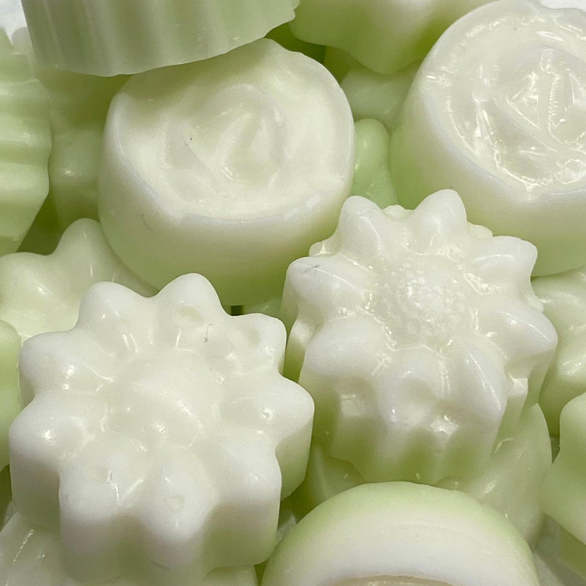 TheWaxyWickCo's tweet photo. New Spring wax melts now available online 🌸 
Jasmine And Patchouli 
Tiger Lily Rain
Oh So Dreamy
Strawberry And Rhubarb

https://t.co/8jxJxVv7vH

#waxmelts #waxmelt #spring #springiscoming #homeblogger #supportsmallbusiness https://t.co/I1RYKNqdbr