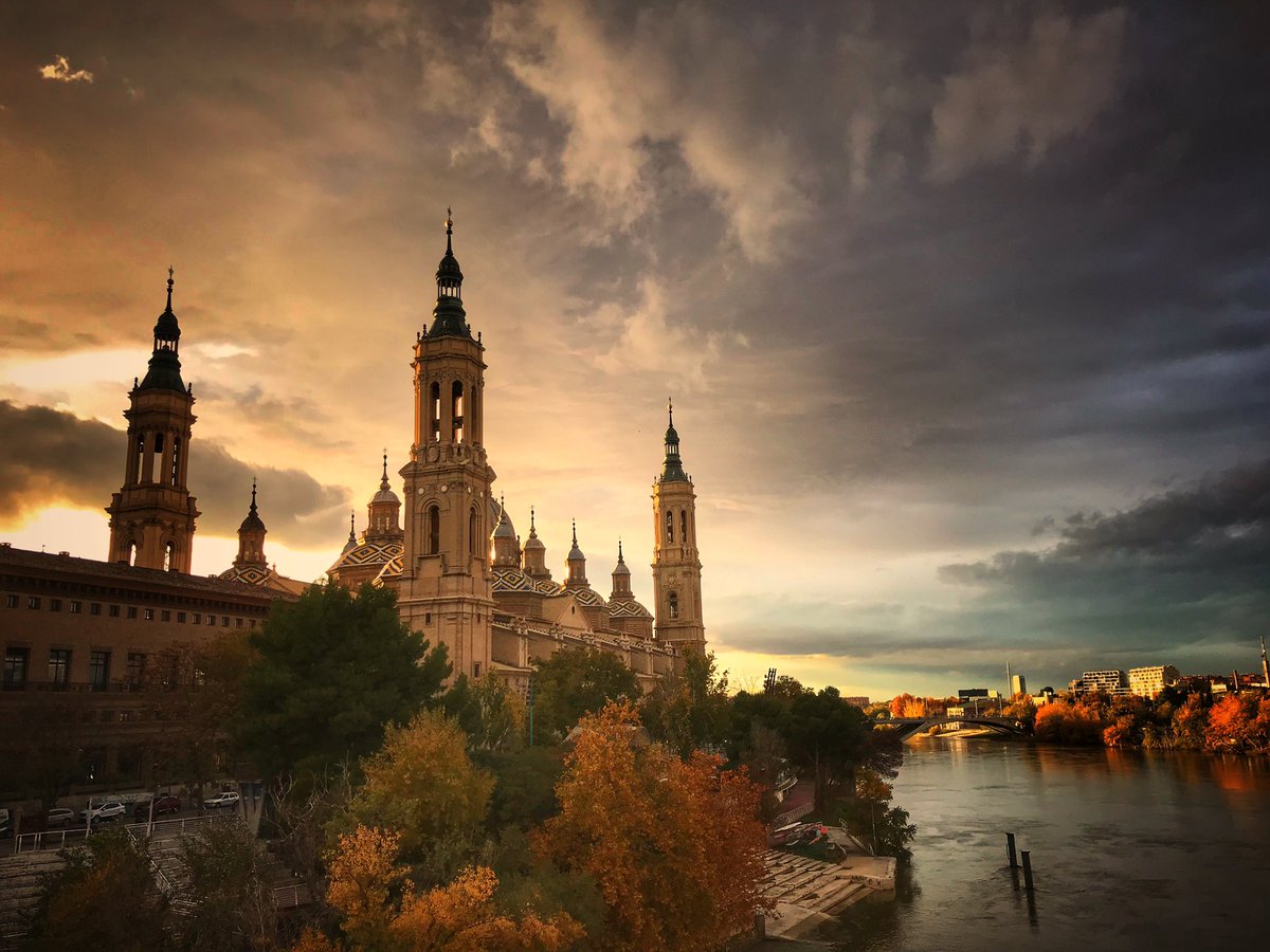 Se vale estar triste a veces, se vale no siempre ser la persona alegre que todos conocen, se vale estar rotos de vez en cuando, se vale no querer hablar con nadie, se vale dejar que el corazon llore hasta secarse.
Se vale ser humano.