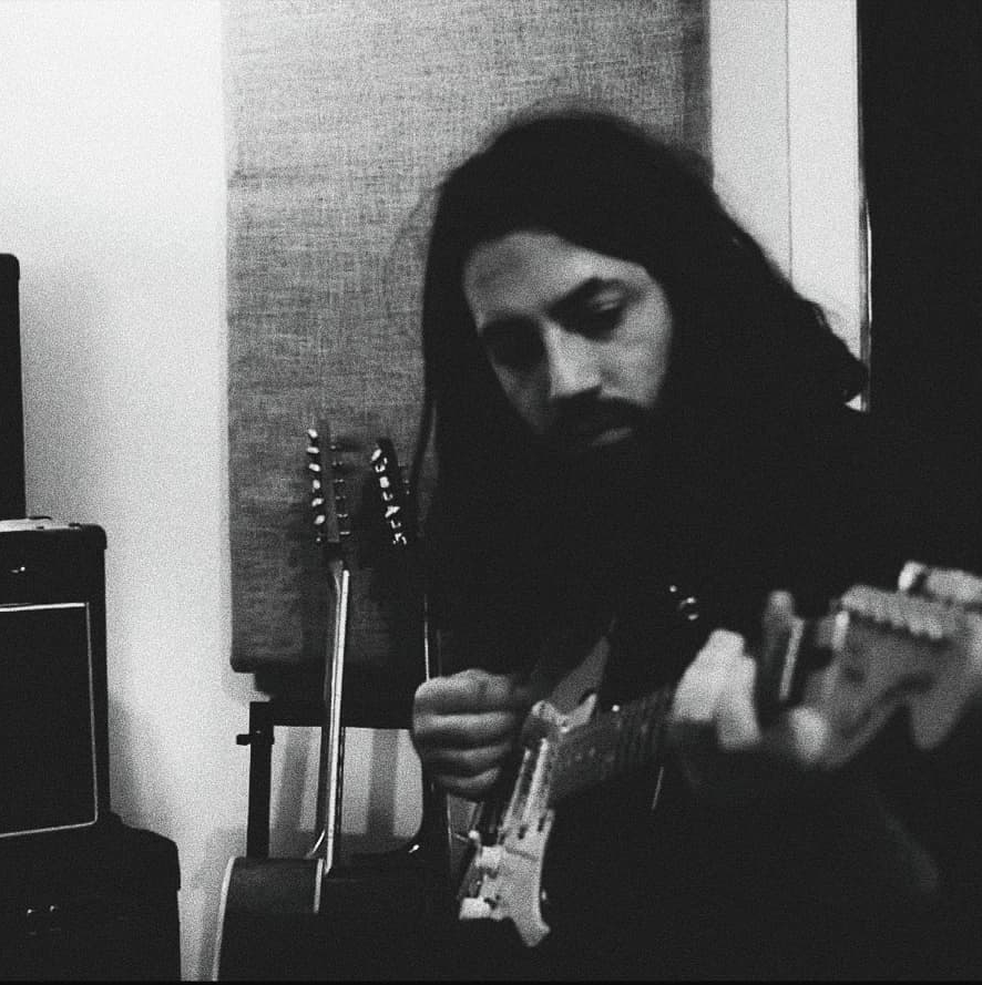 During the lockdown, our Paolo has been making a record - first track 'Low' is out today on all streaming platforms

Spotify link below:
tinyurl.com/paoloruiu-low-…

to find out more follow him on paoloruiumusic.com