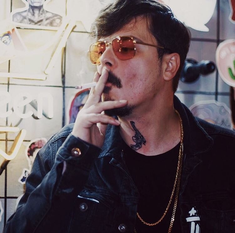 Aşka yazılan parçalar kalbimizi parçalar.

-No.1