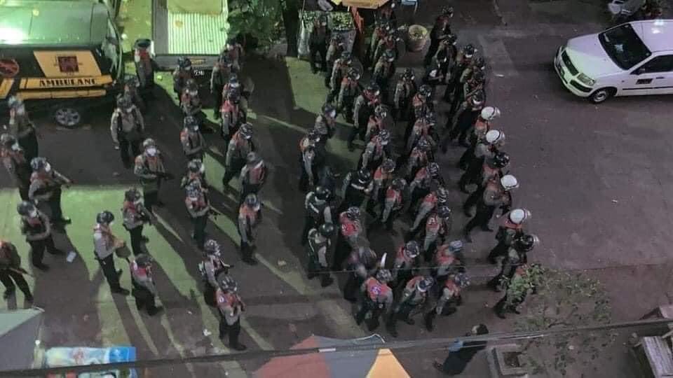 The military including 77th light infantry Division are still deployed in Tamwe,Yangon!There is no one out there!Literally it is curfew time established by the illegitimate government!Internet will be shut down in an hour!
#WhatsHappeningInMyanmar
#Feb25Coup 
#MilkTeaAlliance