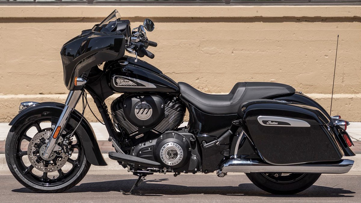 indianmotocycle's tweet image. The #IndianChieftain's streamlined fork-mounted fairing and slammed saddlebags perfectly frame the legendary Thunderstroke engine and command attention on the road.

bit.ly/Indian_Chiefta…

#indianmotorcycle