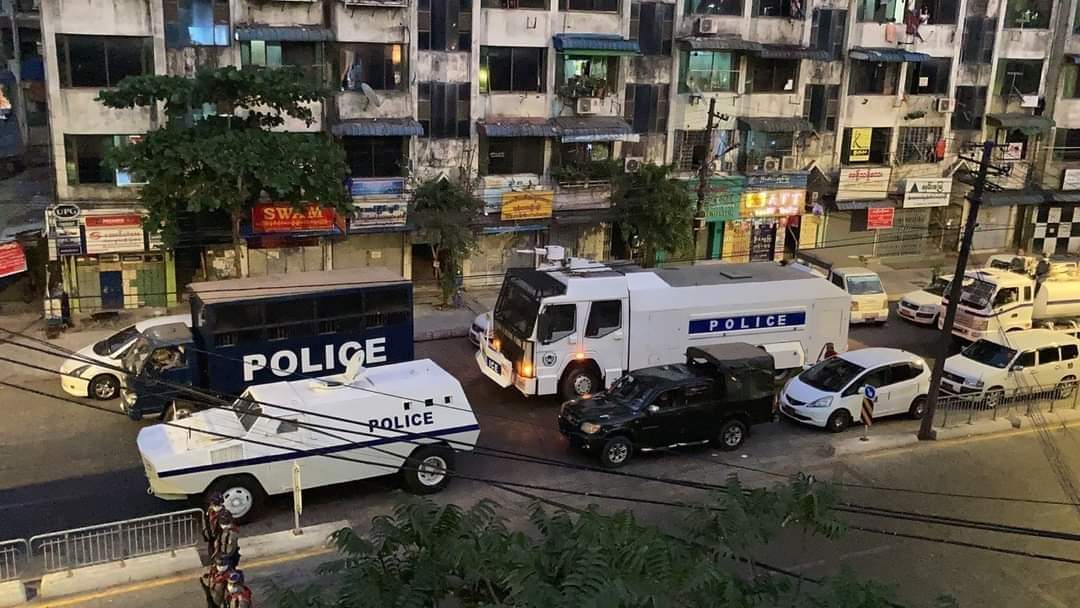 Police forces are not protecting the civilians in #Myanmar anymore. Instead, they keep threatening people's life day and night. We don't want to pay tax anymore as the junta would buy more guns to shoot and kill us anytime. Failed democracy.

#WhatIsHappeningInMyanmar
#Feb25Coup