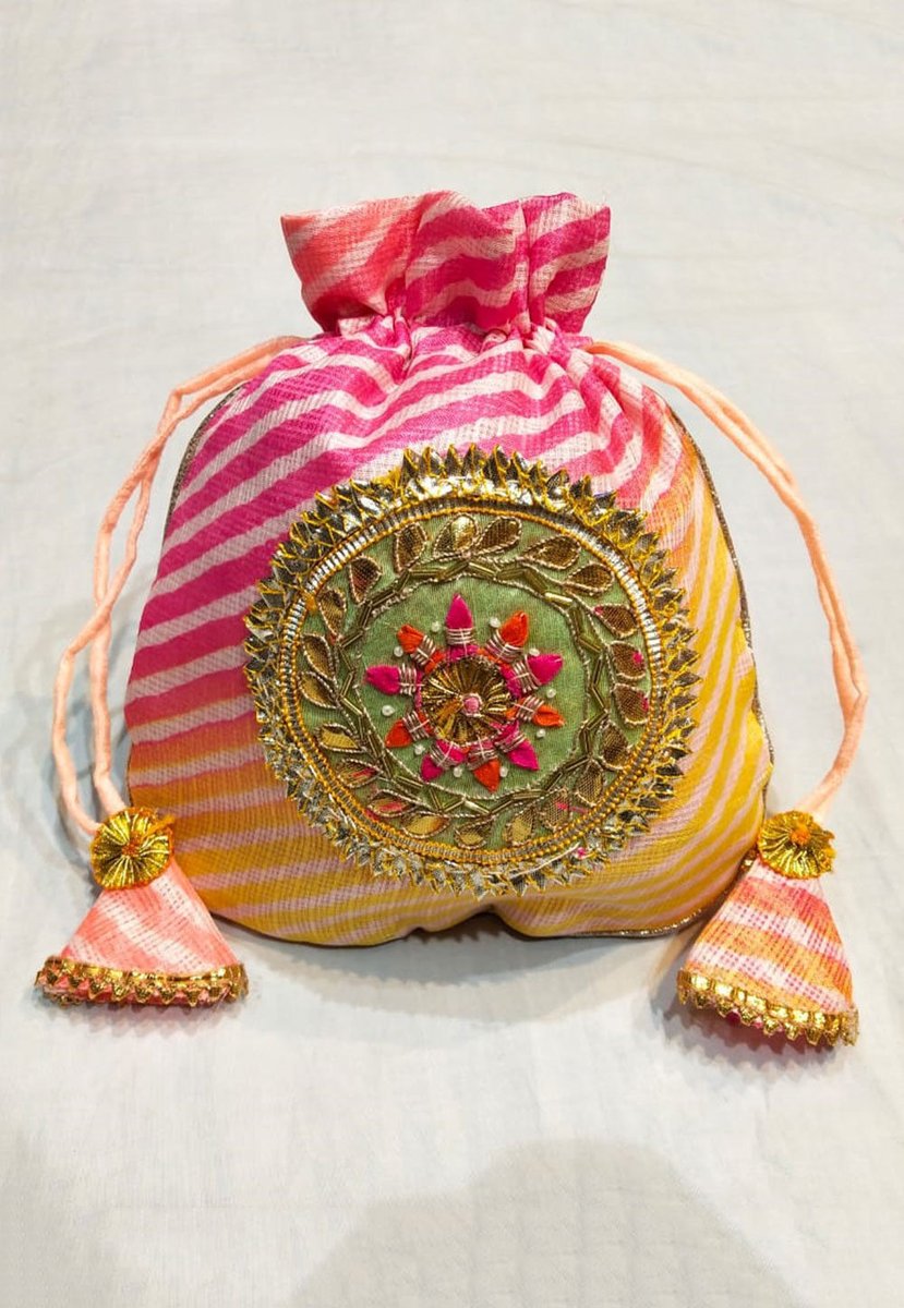 UtsavFashion's tweet photo. Wedding look without an arm candy would be totally incomplete!
#potli #clutches #potlibags #weddingseason #ethnic #traditional
Shop: DBB67, DSA469, DMQ151, DMQ172 https://t.co/i7BnELcaPV