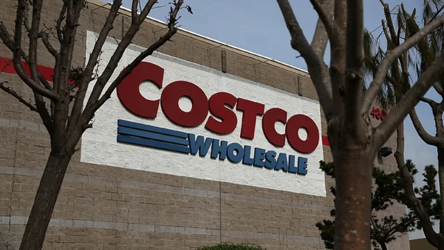 thehill's tweet photo. Costco raising minimum wage to $16 an hour https://t.co/yJJxaORmFw https://t.co/D0z7KLcxL2