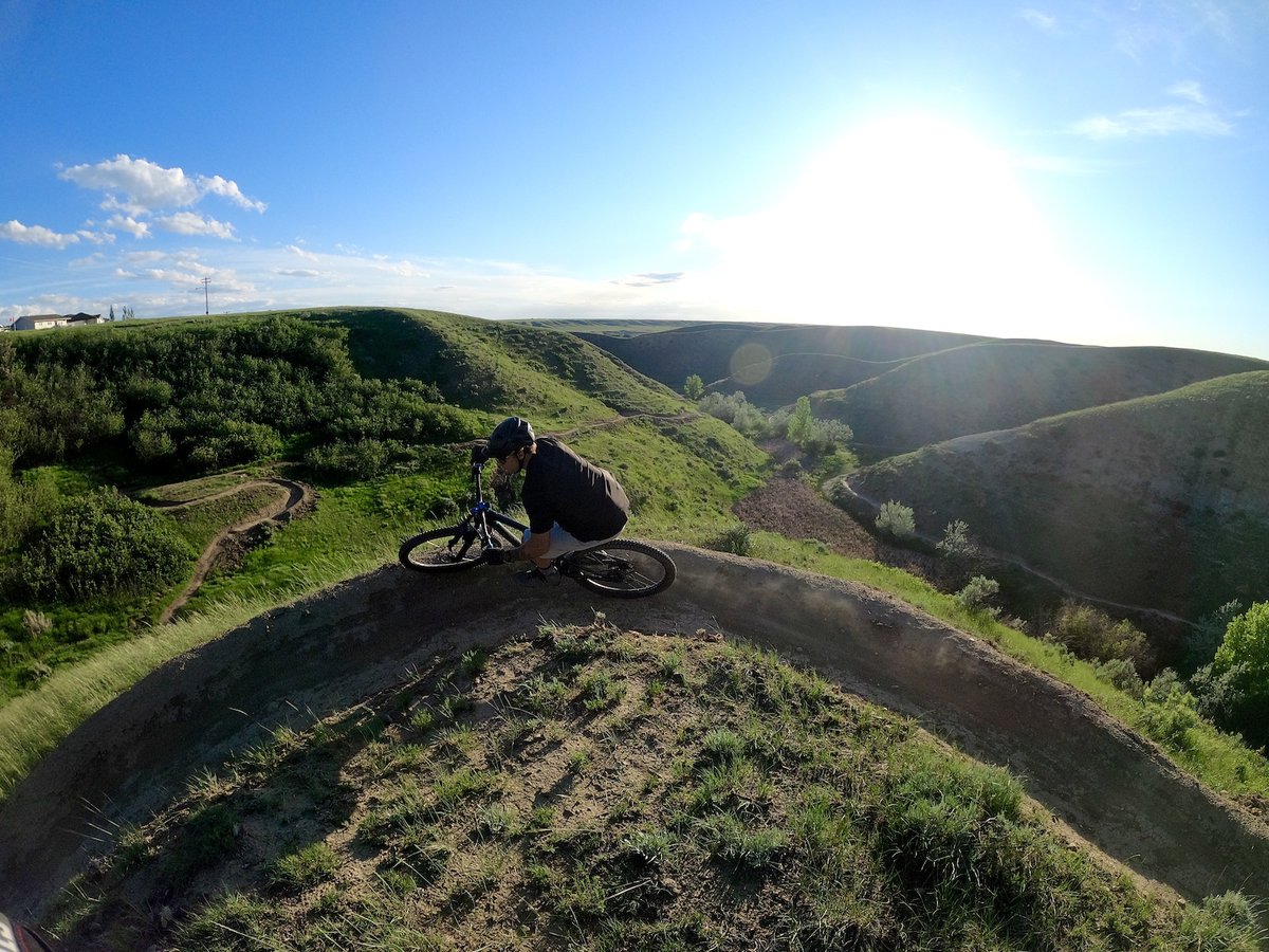 How many of you know about the growing MTB scene in SE Alberta? You may have met the crew behind this vision at any of our fests when you popped by the <a href="/670Collective/">670 Collective</a>'s tent. But if this is all new to you, check out this <a href="/pinkbike/">Pinkbike</a> article: pinkbike.com/u/Andykmn/blog… #ridetherockies