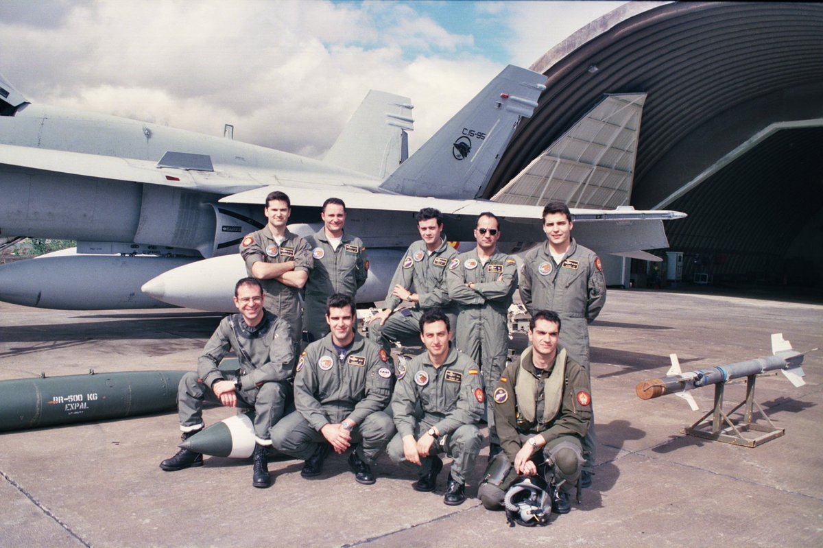 EjercitoAire's tweet image. El 19 de enero de 2001 llegaban los primeros ✈️ #F18 #Hornet al #Ala46 de la base aérea de #Gando. 20 años llevan nuestros #Halcones del #462SQN vigilando y defendiendo el espacio aéreo del archipiélago canario 🇮🇨#24siete. 💪🏻🇪🇸

#SomoselAire #TBT #TBThursday @Defensagob