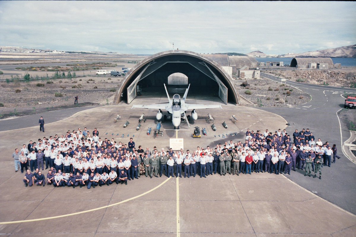 EjercitoAire's tweet image. El 19 de enero de 2001 llegaban los primeros ✈️ #F18 #Hornet al #Ala46 de la base aérea de #Gando. 20 años llevan nuestros #Halcones del #462SQN vigilando y defendiendo el espacio aéreo del archipiélago canario 🇮🇨#24siete. 💪🏻🇪🇸

#SomoselAire #TBT #TBThursday @Defensagob