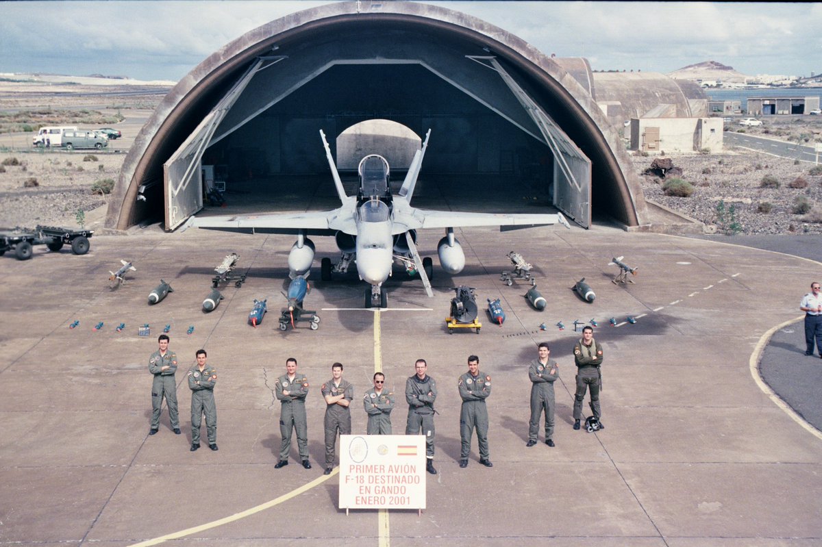 EjercitoAire's tweet image. El 19 de enero de 2001 llegaban los primeros ✈️ #F18 #Hornet al #Ala46 de la base aérea de #Gando. 20 años llevan nuestros #Halcones del #462SQN vigilando y defendiendo el espacio aéreo del archipiélago canario 🇮🇨#24siete. 💪🏻🇪🇸

#SomoselAire #TBT #TBThursday @Defensagob