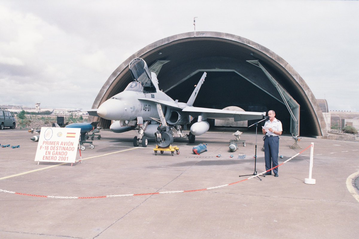 EjercitoAire's tweet image. El 19 de enero de 2001 llegaban los primeros ✈️ #F18 #Hornet al #Ala46 de la base aérea de #Gando. 20 años llevan nuestros #Halcones del #462SQN vigilando y defendiendo el espacio aéreo del archipiélago canario 🇮🇨#24siete. 💪🏻🇪🇸

#SomoselAire #TBT #TBThursday @Defensagob