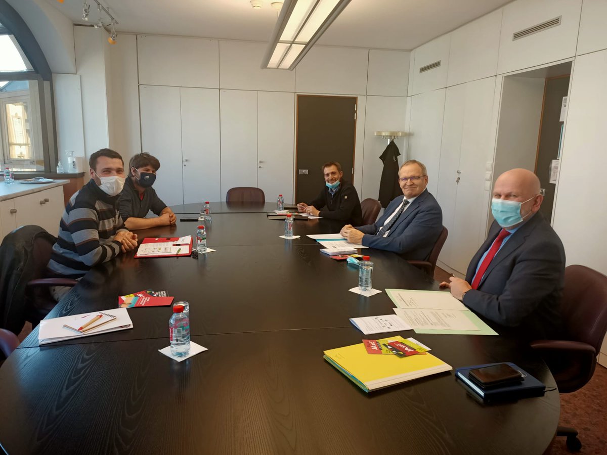 JeunesAgri57's tweet photo. Les JA57 ont rencontré le département de la @MoselleCD57 . Cette réunion était riche en échanges dans un but commun : dynamiser l’agriculture Mosellane. @PWeiten a incité les JA57 à communiquer sur l’agrément Produit Qualité Moselle. Une rencontre qui en appelle une autre ! 👍 https://t.co/ifdaXsppoE