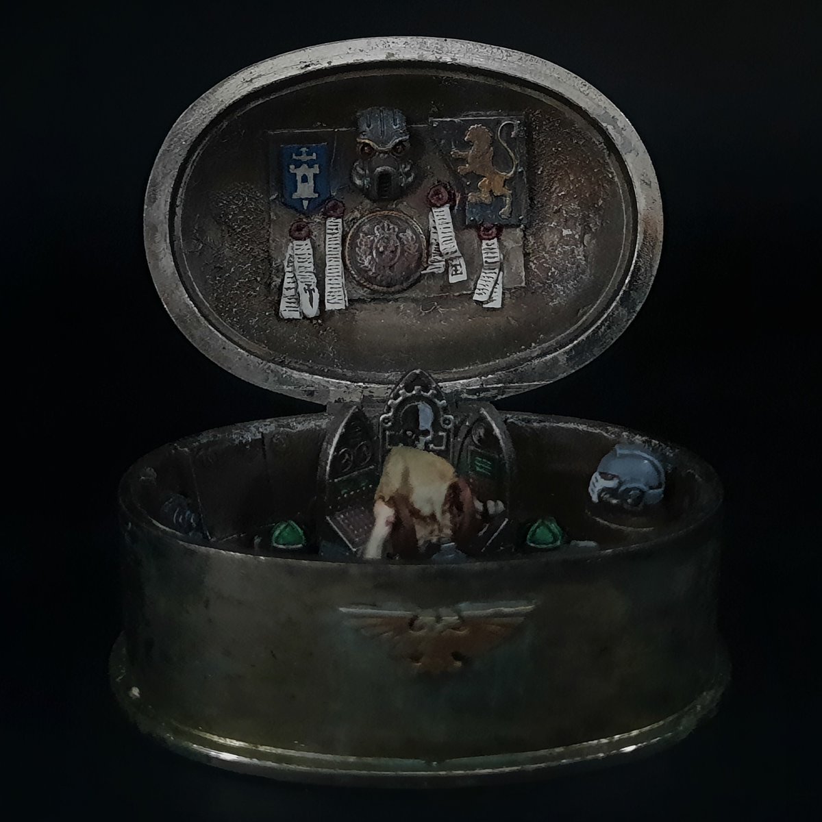 Warped_Paint's tweet photo. Finished mine first try of a #Grilletbox.

The heraldry in the corner is a simple version of the knight house I am working on.

Got wip pictures of the servitor and box on: https://t.co/Y4sa7w6WkL

#inq28 #grimdark #paintingwarhammer #warhammercommunity #conversion #warhammer40k https://t.co/H2kq9QWfQI