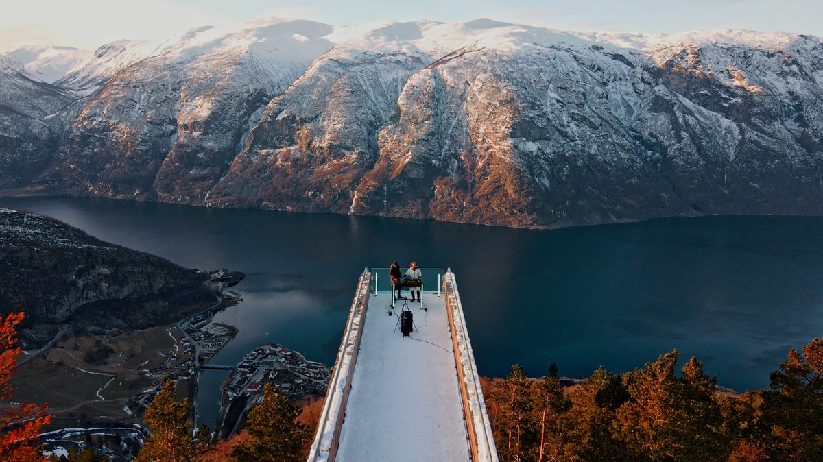 Livestreaming LIQUID : LAB 4 from the Stegastein Outlook in Aurland, Norway! 🗻 @SpinninRecords @musicalfreedom youtu.be/Xq01M2HuliQ