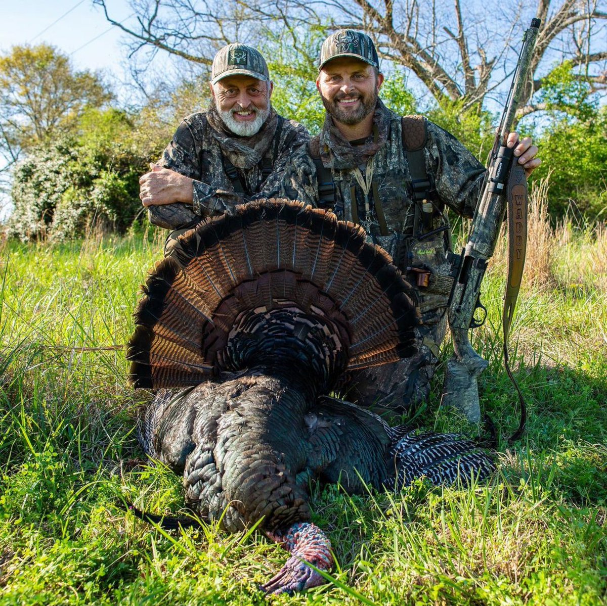 RT <a href="/OUTDChannel/">Outdoor Channel</a>: Who else out there has great memories of hunting with their pops? <a href="/BoogerBottom/">Michael Waddell</a> and his dad: Then 👉🏼 Now. 

#tbt #cantstoptheflop #turkeyseason #bonecollector #tradition #boogerbottom #turkeyhunting #michaelwaddell #bonecollector
