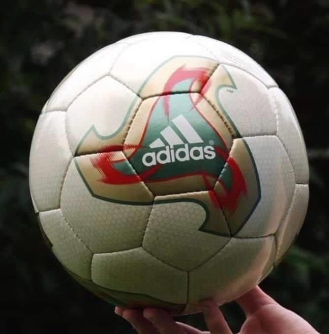 Todo futbolero reconoce este balón...