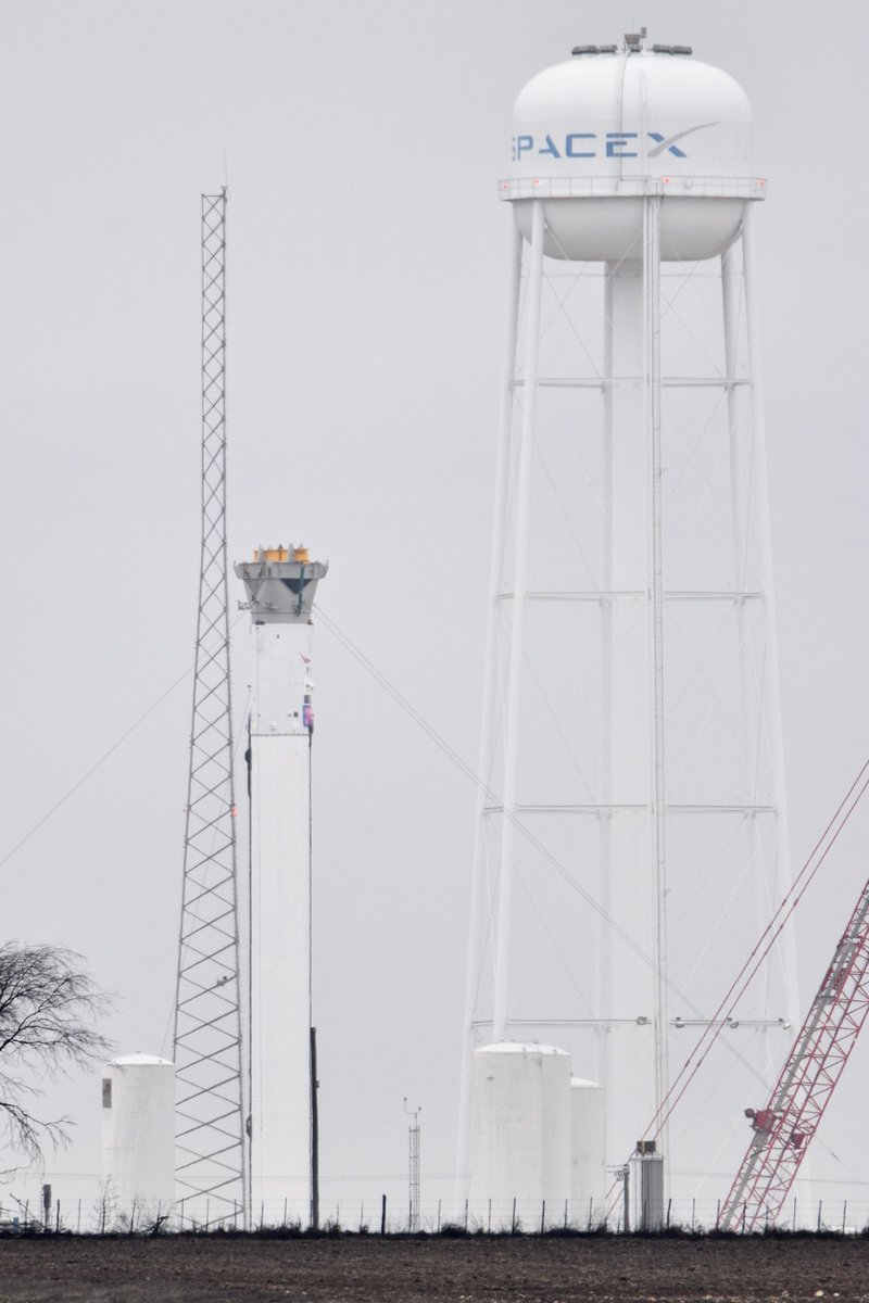 jswartzphoto's tweet photo. We have a booster vertical at @SpaceX McGregor!   FH center core maybe but doesn’t have the blue SpaceX logo down the middle that I could see so could be F9.  Maybe @bluemoondance74 can get a more straight on shot.  Maybe this is the massive test we heard last night 🤠 https://t.co/kdb9W8tbYS