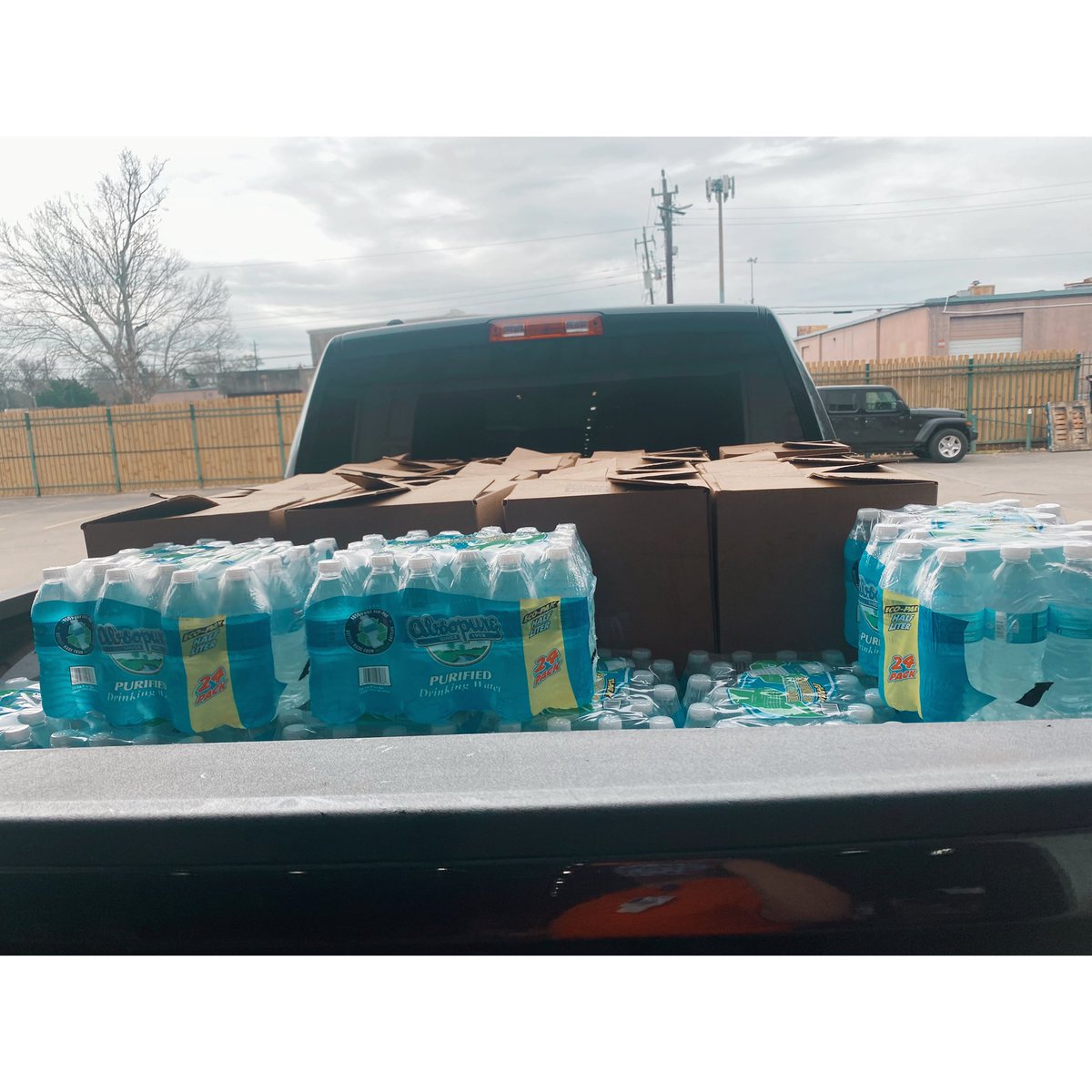 Shoutout to <a href="/MattressMack/">@MattressMack</a> and <a href="/GFToday/">Gallery Furniture</a> for helping out the community! We still have students with no water and scarce food so people like him are really out here making a difference locally.
