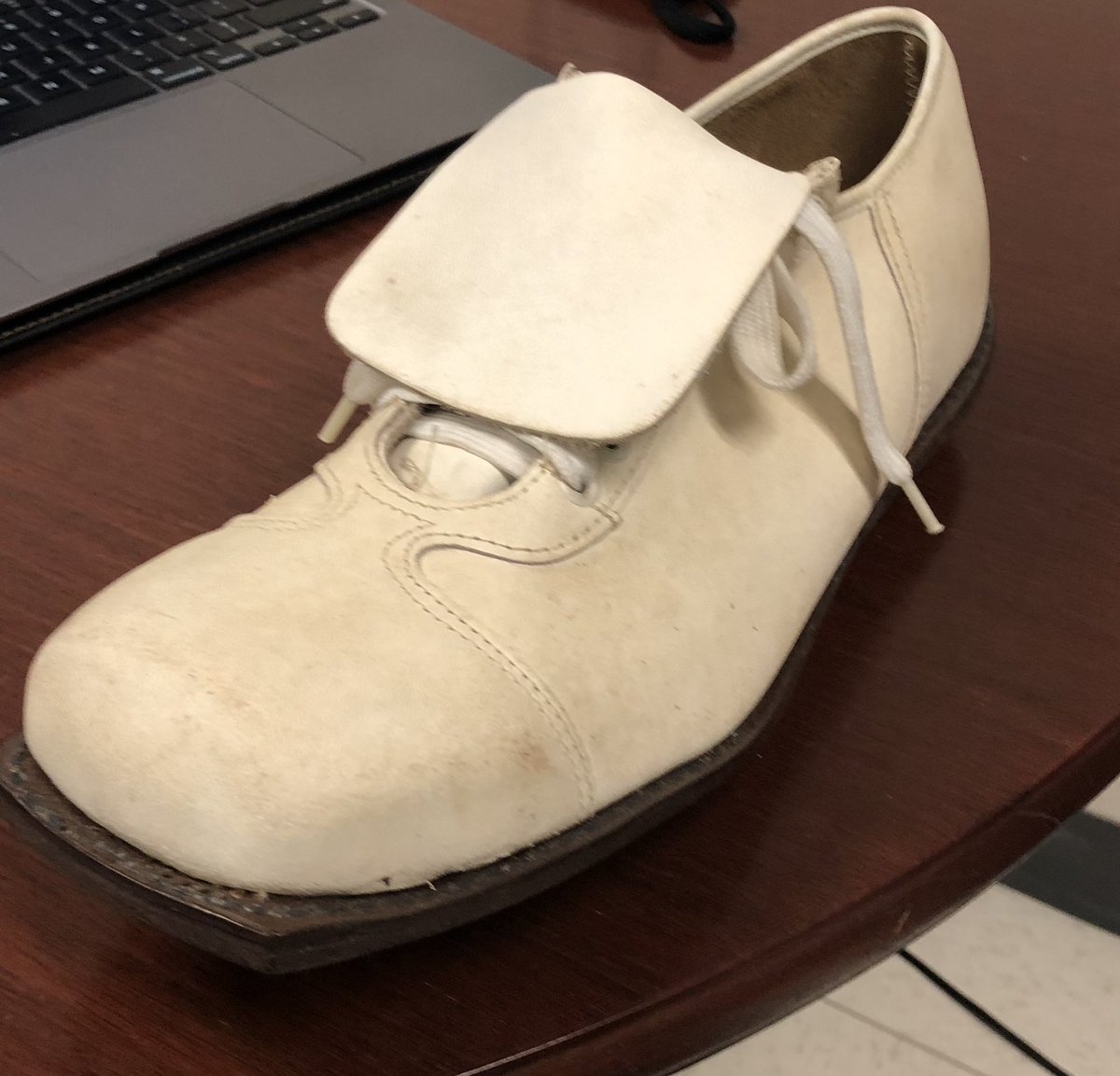 CoachCarlton's tweet photo. The new sideline shoe for 2️⃣0️⃣2️⃣1️⃣ is off the ⛓⛓
Comfort ✅
Style ✅
Swag ✅
The Ben Franklin 21’s are just straight 🔥🔥🔥🔥🔥🔥🔥🔥🔥🔥🔥🔥🔥
#BringTheJuice 💯 #LookGoodCoachGood https://t.co/NNW4ie1PiO