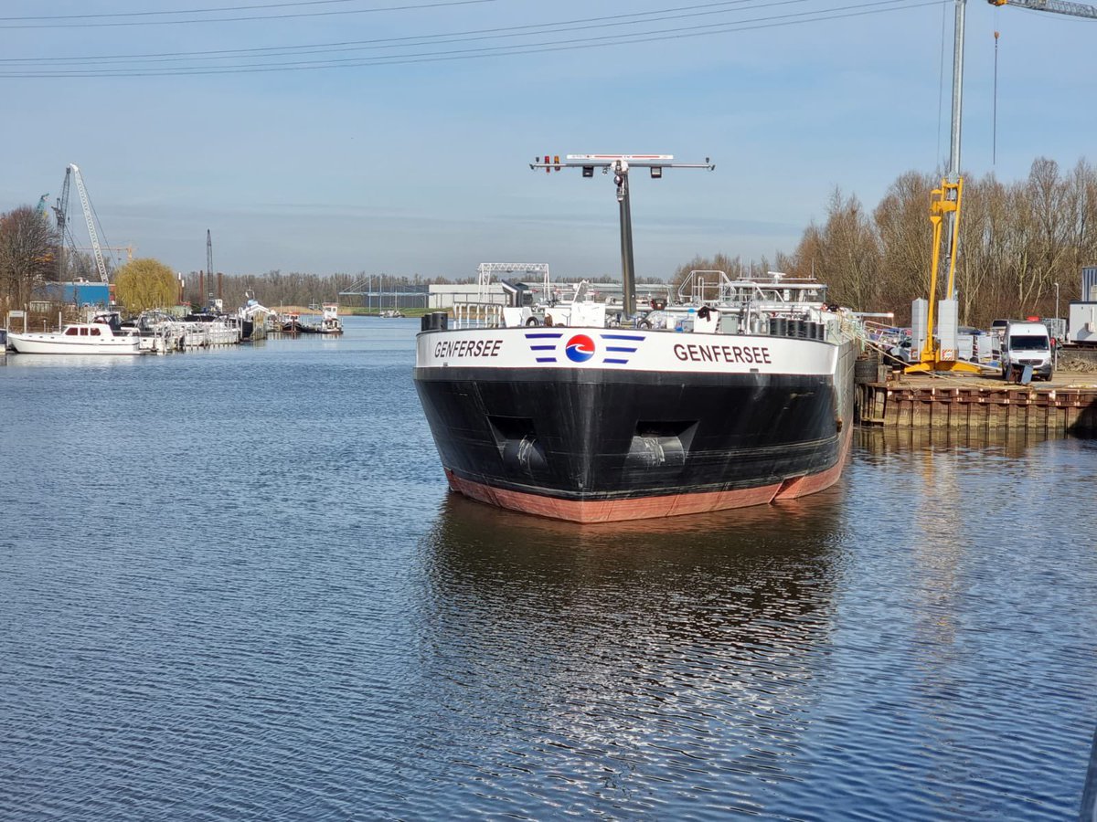 Dockmarks's tweet image. MTS Genfersee voorzien van #scheepsbelettering #scheepsborden #scheepsstickers bij Ruijtenberg Shipyard
#binnenvaart #belettering #maritiem #sign