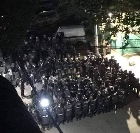GFatt09379362's tweet photo. Hundreds of police forces with weapons are now raiding houses and arresting the residents in Tarmwe Township, Yangon #Myanmar at 11:50 pm today following a recent protest against the appointment of new ward administrators in the township.
#WhatIsHappeningInMyanmar
#Feb25Coup https://t.co/HrpILehQOU