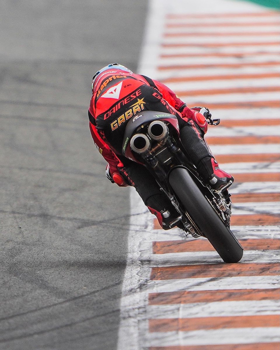 gabrirodrigo2's tweet photo. Red is the new black. ๐ดโซ๏ธ
ยฟOs gusta como se ven los nuevos colores en pista? https://t.co/Y3OUjYOjxt