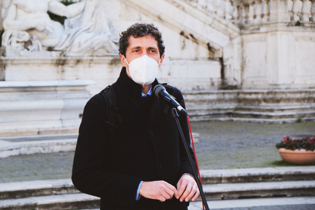 RadicaliRoma's tweet photo. Oggi l'Assemblea Capitolina si è espressa a favore di un nuovo affidamento in-house ad Atac e quindi contro l'esito del #ReferendumAtac.
L'unica voce fuori dal coro era fuori dal palazzo. https://t.co/DRyq4gRoeR