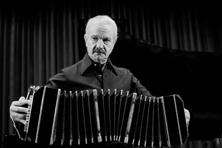 DiegoFonsecaDF's tweet photo. Acaban las #MDMSemis de #MusicDeathMatch.
Quedan 20 minutos y dos duelos muy abiertos.

Nina-Miles
Piazzolla-Serrat.

My picks. (Sorry, Miles, y va con dolor.) https://t.co/ga9Xw7g0lH