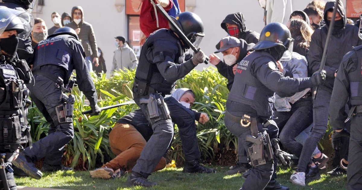 laturbavalls's tweet photo. ARTICLE de @MilMansCoop d'especial actualitat: 
Com actuar davant una detenció?
https://t.co/URtUal4W0I https://t.co/OAWvQA4cB1