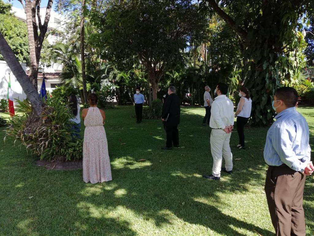 italyinsalvador's tweet photo. 9.30h Personal de la Embajada  #AICS #Carabinieri han guardado un minuto de silencio en homenaje al trabajo y sacrificio del Embajador #LucaAttanasio del Carabinero #VittorioIacovacci asesinados, juntos al empleado #WFP #Milango, en #RDC 🇮🇹 🇺🇳 🇨🇩 https://t.co/BqpUv7jBkv