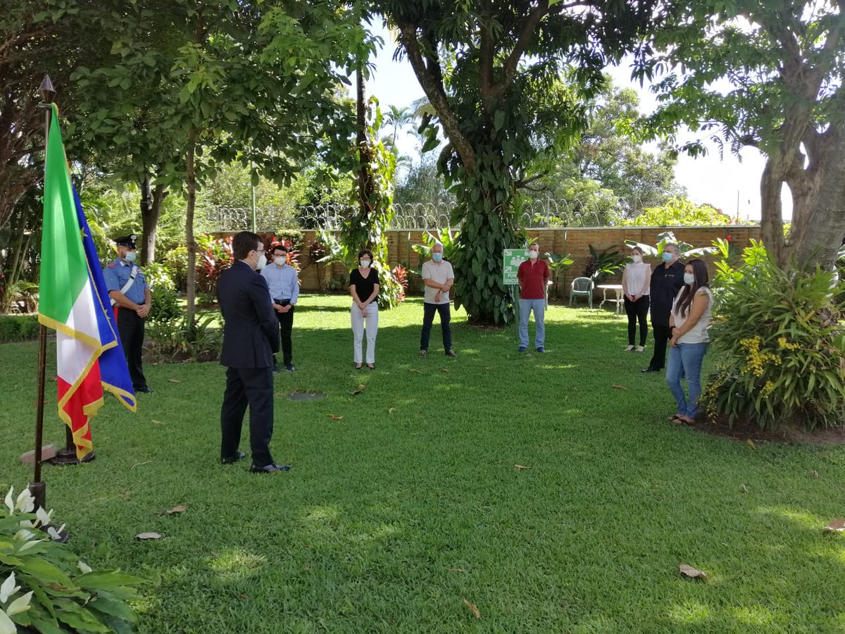 italyinsalvador's tweet photo. 9.30h Personal de la Embajada  #AICS #Carabinieri han guardado un minuto de silencio en homenaje al trabajo y sacrificio del Embajador #LucaAttanasio del Carabinero #VittorioIacovacci asesinados, juntos al empleado #WFP #Milango, en #RDC 🇮🇹 🇺🇳 🇨🇩 https://t.co/BqpUv7jBkv
