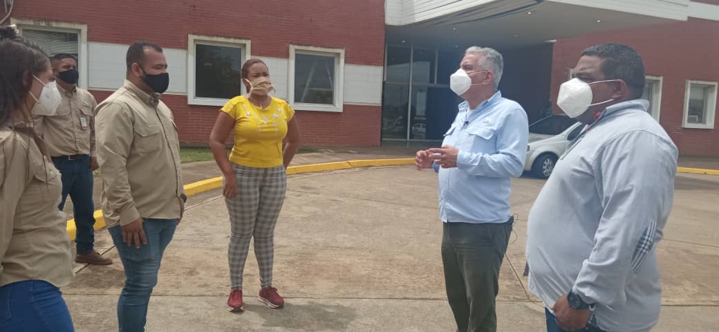 JoseRiveroPsuv's tweet photo. #25Feb Hoy seguimos nuestro #TrabajoVoluntario, acompañados del presidente de @Bauxilum_CVG, @ErnestoPsuv, visitamos el CDI Villa La Manga y el Hospital de Trauma y Soporte Vital en Guaiparo en San Félix. @NicolasMaduro @TareckPSUV @eduardopiate2 #ProducirEsVencer https://t.co/xQhJ2y2R83