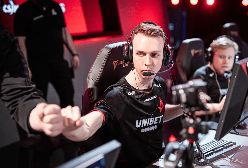 gameinside_ua's tweet photo. «Их прогресс связан с тем, что они играют в онлайне». @gla1ve_csgo и @MagiskCS сомневаются в силе команд из СНГ на LAN

Читайте материал на сайте:
https://t.co/AIFjYd0BAP https://t.co/TZrZeUq2Kz